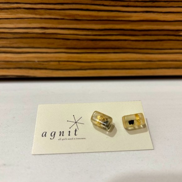 agnit resin gold and black stud earrings - Picture 3 of 3